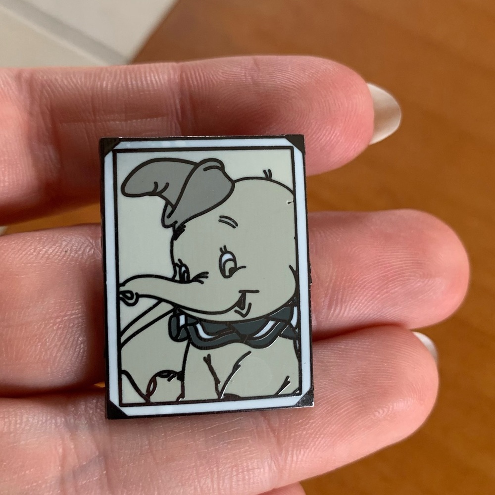 Dumbo Disney pin - classic grey rectangle - Picture 3 of 3